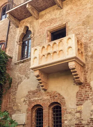 El icónico balcón de Julieta, una de las localizaciones más emblemáticas de Verona.