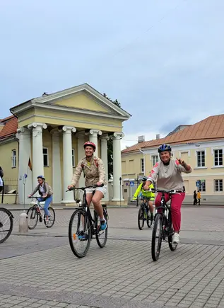 Palacio Choiseul en la ciudad vieja de Vilna, vista desde las bicicletas.