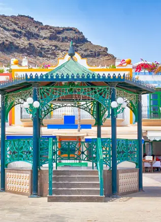 Kiosko de vivos colores en el centro de Puerto de Mogán.
