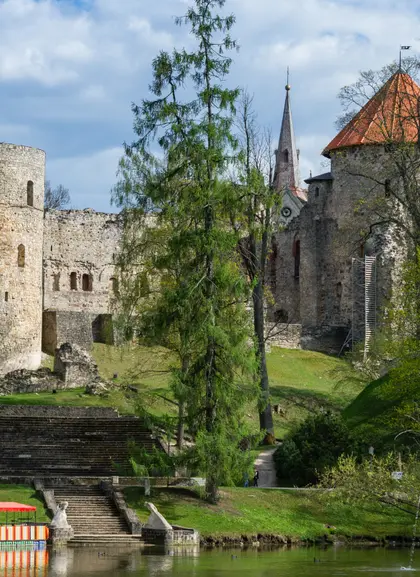 Castillo medieval de Cesis, lugar donde el guía de habla inglesa explicará su historia.