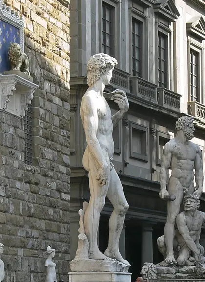 Esculturas que se encuentran en la entrada a la Galería Uffizi de Florencia.