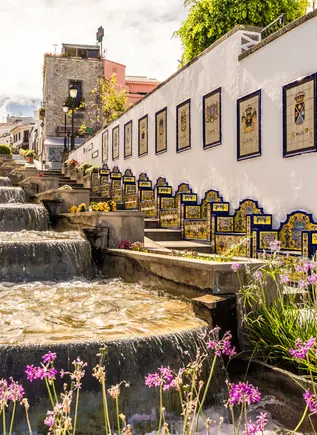 Firgas y su casco histórico, con el monumento Paseo de Canarias que rinde homenaje a las islas.