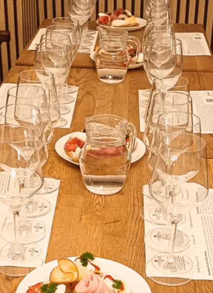 Mesa preparada para la cata de vinos en Bratislava con aperitivos.