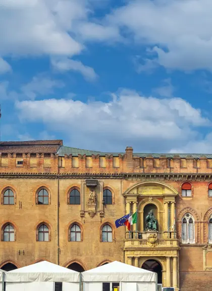 El Palacio Accursio es el edificio en el que se encuentra la emblemática torre.