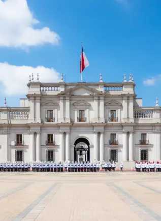 Palacio Presidencial de la Moneda, uno de los monumentos visitados en este free tour Santiago de Chile imprescindible.