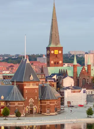 Paseo costero de Aarhus, con el skyline de la ciudad y la catedral.
