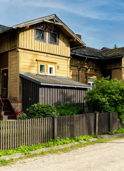 Arquitectura del pueblo de Ligatne, una de las paradas de esta excursión.