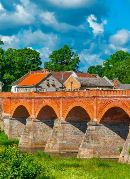 El puente de Kuldiga deja un paisaje espectacular con sus tonos vivos.