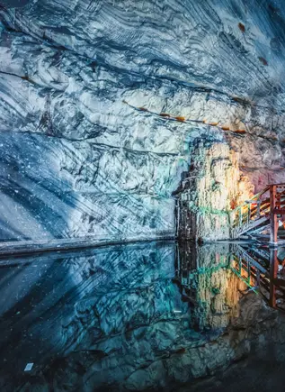 Puente sobre el agua salada de esta mina de Slanic.