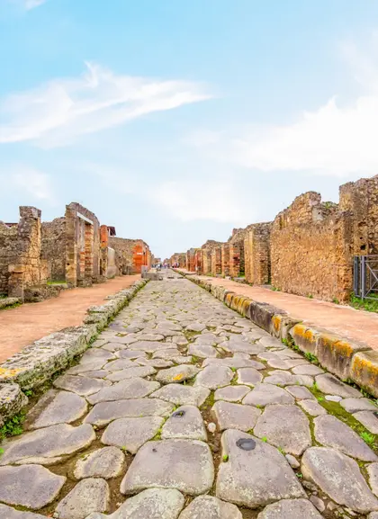 Calle abandonada en la antigua ciudad de Pompeya, que quedó sepultada por la lava del volcán en el 79 a. C.