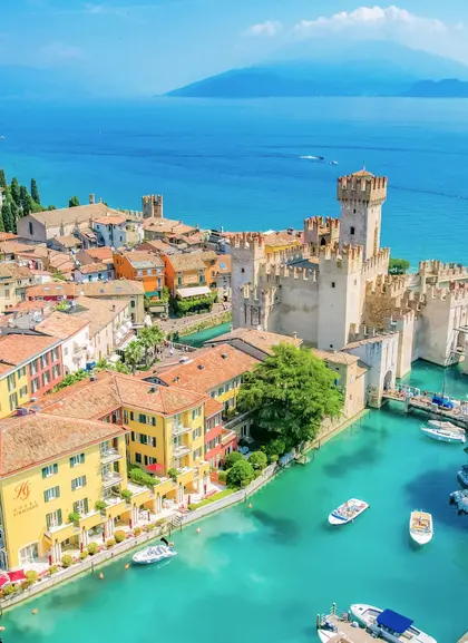 Vista aérea de la encantadora ciudad de Sirmeone, una de las más bellas del Lago Garda.