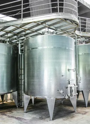 Tanques de fermentación del vino de Viña Undurraga.