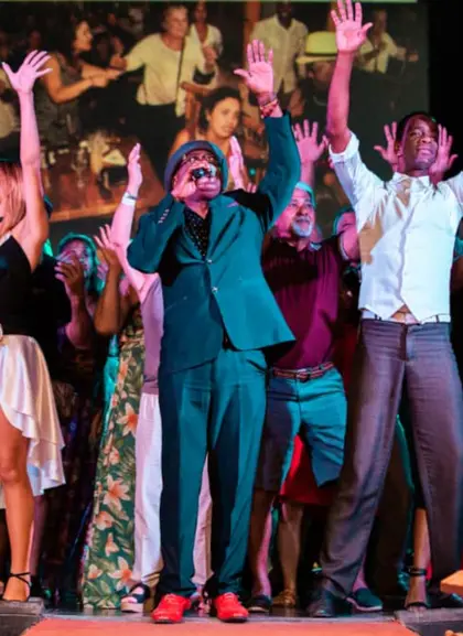 Show animado en La Habana, recordando las canciones de una de las bandas más emblemáticas del país.