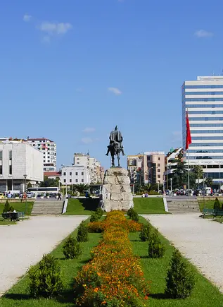 La Plaza Skanderbeg es uno de los atractivos turísticos que visitaremos junto al guía.