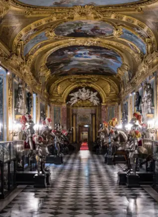 En la visita guiada por el Palacio Real te contaremos los secretos de sus estancias y figuras más importantes.