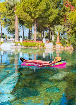 Los baños de Cleopatra son una de las maravillas de Turquía.