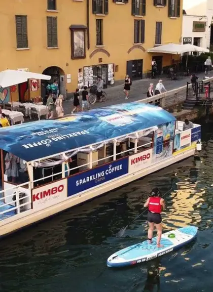 Barco que recorre los canales de navegación de Navigli.