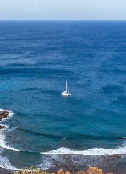 Paseo en catamarán en Isla de Lobos en medio del océano.