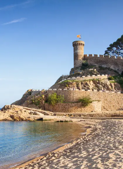 Playa principal de Tossa de Mar, con el recinto amurallado de la Vila Vella.