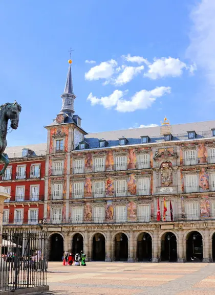 En la Plaza Mayor escucharás las anécdotas y los secretos de los protagonistas de la Edad de Oro.