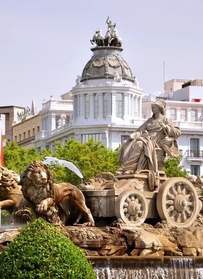 La Fuente de Cibeles fue construida durante el reinado del rey Carlos III de España, quien pertenecía a la dinastía de los Borbones.