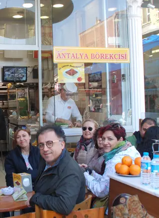 Gente sentada en un bar disfrutando de los sabores turcos.