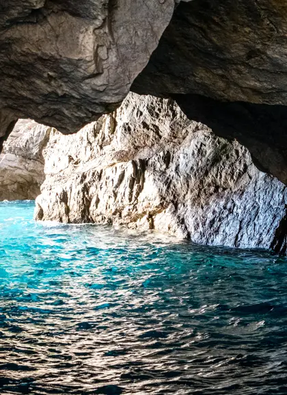 La Gruta Verde es uno de los monumentos naturales más impresionantes de la isla de Capri.