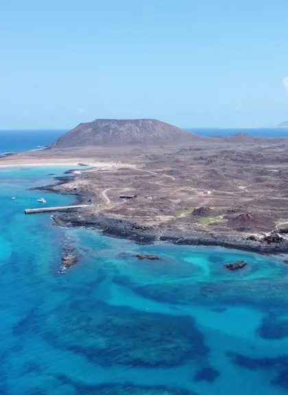 Isla de Lobos, a la que puedes llegar en un taxi marítimo desde Corralejo para pasar el día.