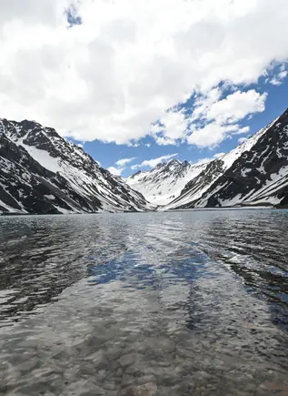 Helada o no, la laguna del Inca es uno de los paisajes chilenos más espectaculares de los Andes.