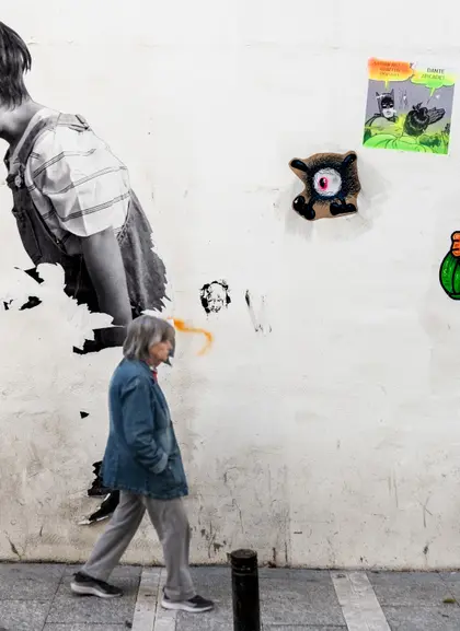 Muro pintado con colores y repleto de símbolos en los barrios más alternativos de Madrid.