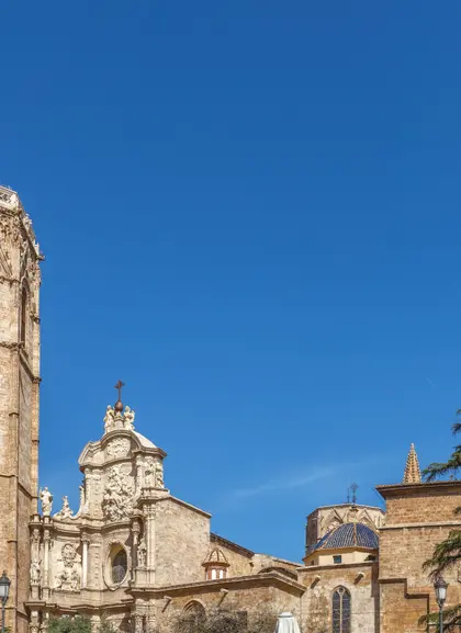 Sobre los restos de una antigua mezquita hoy nos encontramos con la Catedral de Valencia.