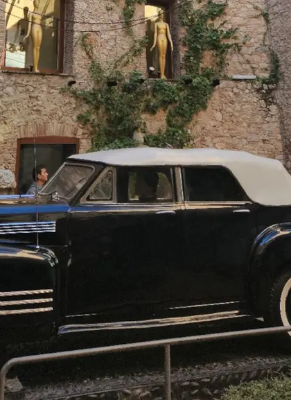Coche vintage en el interior del Museo Dalí que no podrás evitar fotografiar.