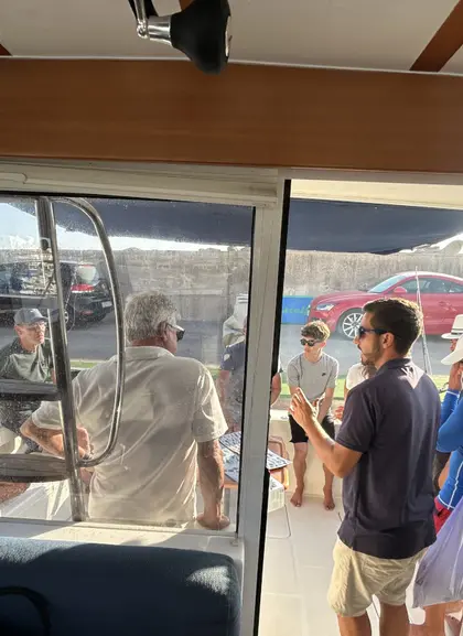 Explicaciones al grupo de pesca a la salida del puerto de Can Picafort.