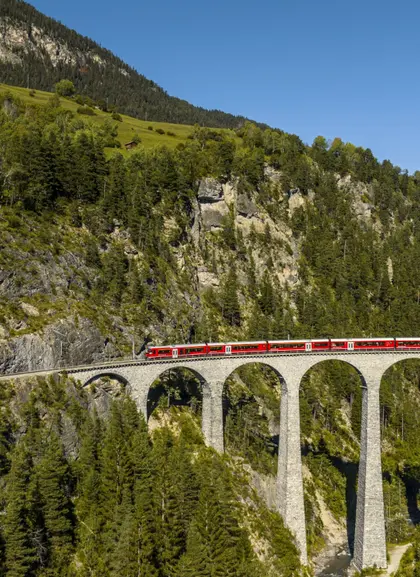 El tren Bernina Express y Glacier Express atraviesan los Alpes Suizos a través de desfiladeros y pasos naturales únicos.