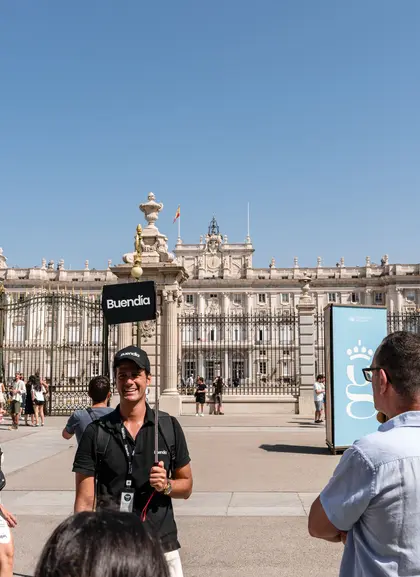 Expert guide offering a private tour of the Royal Palace and Royal Gardens of Madrid.