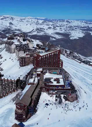 Vista aérea de Valle Nevado, una de las atracciones turísticas más destacadas en invierno.