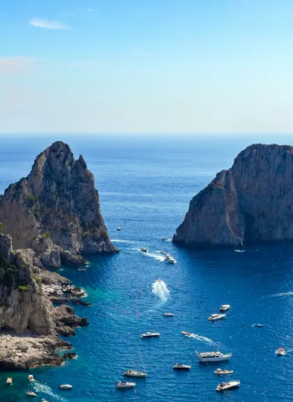 Los Farallones, símbolo de la isla, que puedes ver en un paso en barco opcional durante tu excursión desde Roma.