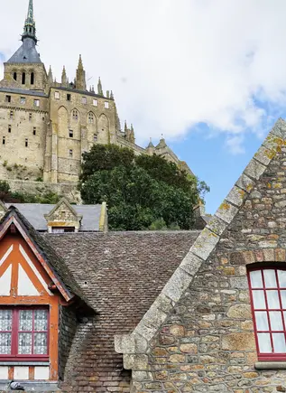En este tour por el Monte Saint-Michel visitarás la abadía acompañado de una audioguía.