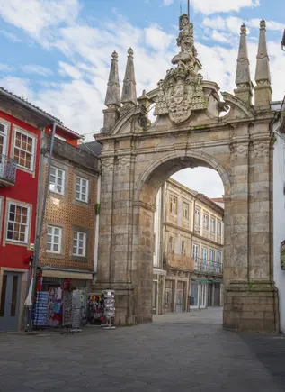 El Arco da Porta Nova en Braga es uno de los símbolos más importantes de la ciudad.