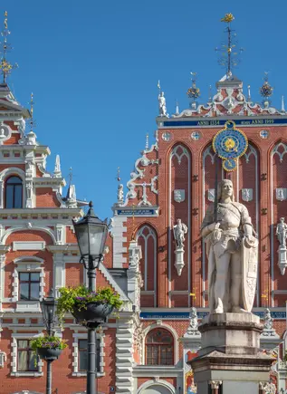 La Casa Estatua de las Cabezas Negras se encuentra junto al Ayuntamiento, en pleno corazón del centro histórico de Riga.