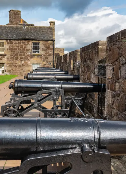 Desde lo alto del castillo, contempla paisajes que fueron testigos de épicas batallas y momentos clave en la historia de Escocia.