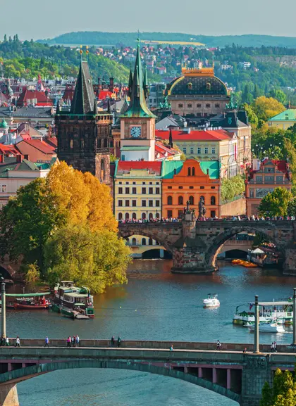 Vista aérea de un crucero por el río de Praga.