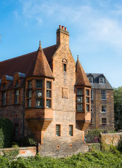 Detalle de un edificio histórico de piedra en Dean Village.