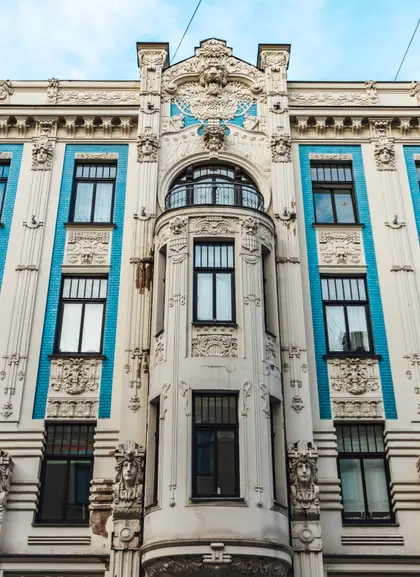 Uno de los edificios modernistas que podremos contemplar en Riga junto al guía local.