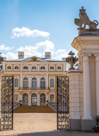 Majestuosa entrada principal del palacio situado en la localidad de Bauska