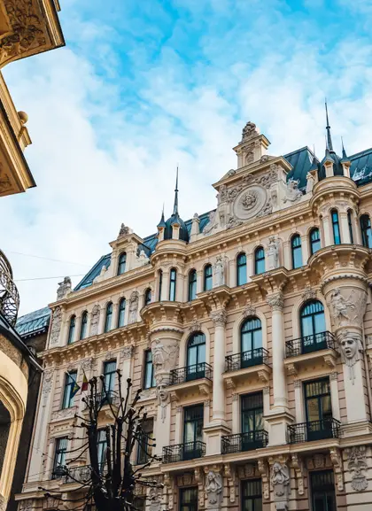 Edicio con detalles ornamentales que podrás ver en el free tour del art nouveau por Riga.