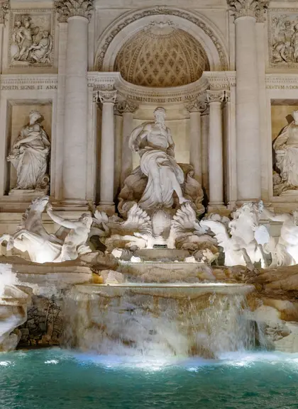 Fontana di Trevi, uno de los monumentos estrella de Roma, te espera en el free tour por la ciudad iluminada.