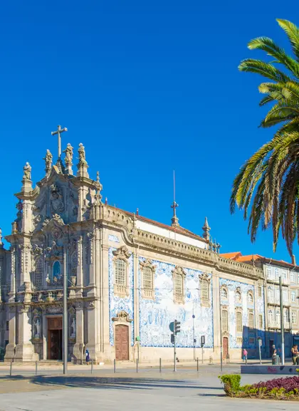 La iglesia do Carmo, frente a la Universidad de Oporto.