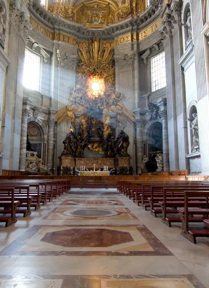 Interior de la Basílica de San Pedro, un oasis de paz y espiritualidad.