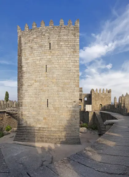 Interior del Castillo de Guimaraes, la fortaleza emblemática de la ciudad.